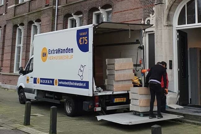 Verhuiswagen van ExtraHanden wordt uitgeladen voor een woning