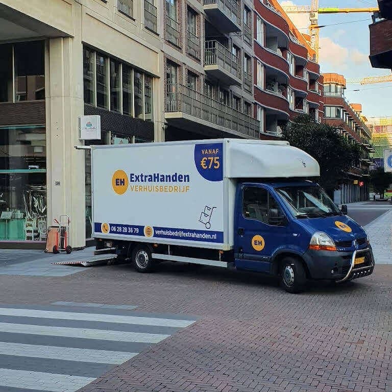 Verhuiswagen van ExtraHanden in een woonstraat