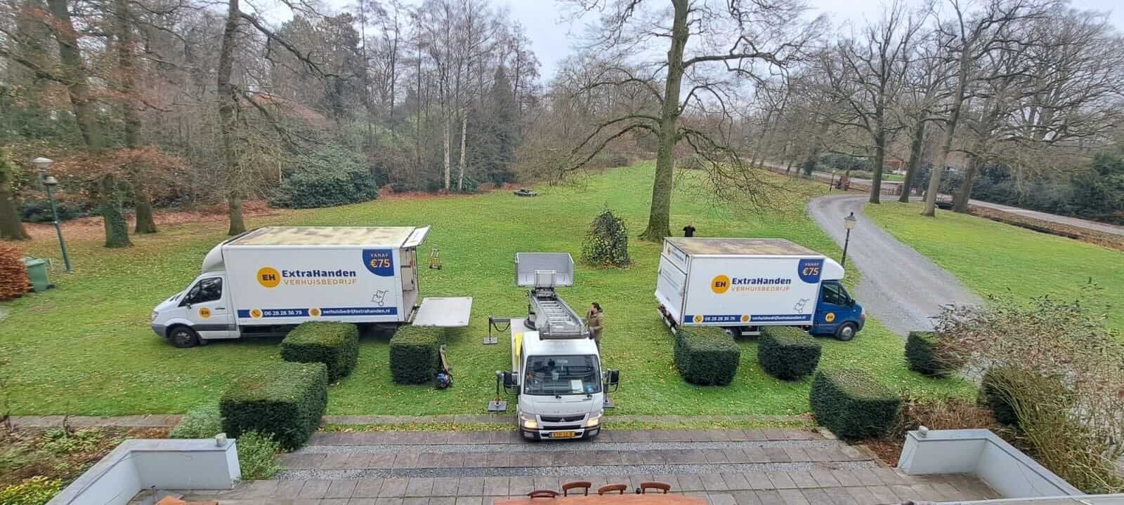Drie verhuiswagens van ExtraHanden bij een verhuizing